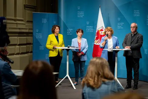 Maria Hochgruber Kuenzer, Präsidentin der Sozialgenossenschaft Mit Bäuerinnen lernen – wachsen – leben, Liliana di Fede, Direktorin des Betriebes für Sozialdienste Bozen, Familienlandesrätin Rosmarie Pamer und Bürgermeister Klaus Rainer (von links nach rechts) bei der Pressekonferenz zum Ausbau der Kleinkindbetreuung. (Foto: LPA/Fabio Brucculeri)