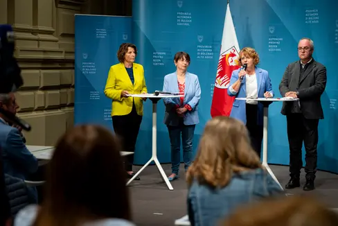 Maria Hochgruber Kuenzer, presidente della cooperativa sociale “Imparare - Crescere - Vivere con le contadine”, Liliana di Fede, direttrice dell'Azienda Servizi Sociali di Bolzano, Rosmarie Pamer, assessora provinciale alla Famiglia, e il sindaco Klaus Rainer (da sinistra a destra) alla conferenza stampa sull'ampliamento dell'assistenza alla prima infanzia. (Foto: USP/Fabio Brucculeri)