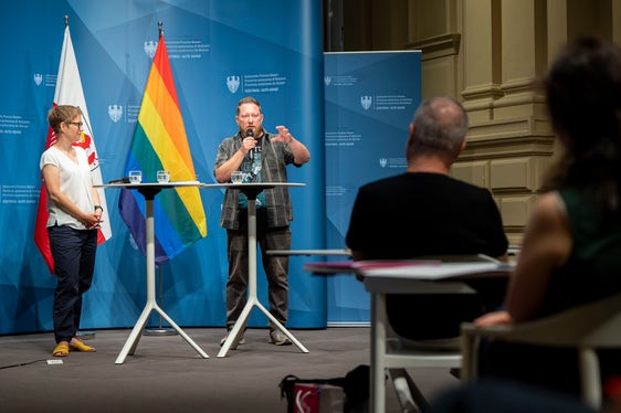 Tonträger aus 30 Jahren dem Südtiroler Musikarchiv übergeben: Tobe Planer hat von seinen Erfahrungen mit der Südtiroler Musikszene erzählt, im Bild mit Marlene Huber vom Landesamt für Film und Medien. (Foto: LPA/Fabio Brucculeri)