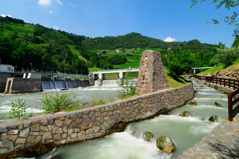 Il piano triennale 2023-2025 di misure di miglioramento ambientale nel bacino della centrale idroelettrica di Ponte Gardena prevede interventi ambientali per un totale di 1,1 milioni di euro. (Foto: Alperia)
