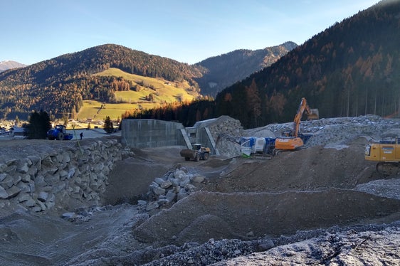 Große Mengen an Aushubmaterial wurden transportiert, aufbereitet und eingebaut. (Foto: Agentur für Bevölkerungsschutz/Amt für Wildbach- und Lawinenverbauung Ost)