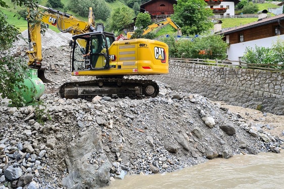 Nell'immagine i lavori di sgombero nel rio covolo a Fleres (Foto: ASP/Ufficio sistemazione bacini montani Nord)