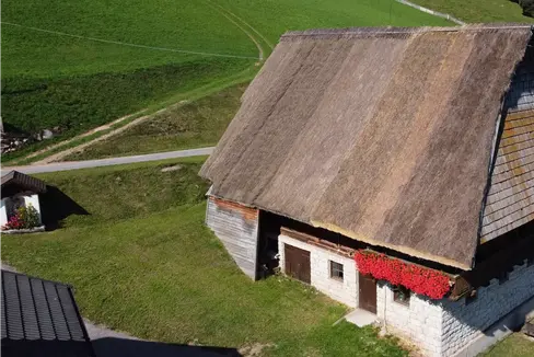 Strohdächer, wie dieses beim Gfrar in Vöran am Tschöggelberg, stehen im Fokus des Tages des Denkmals am 28. September. (Foto: Tourismusverein Hafling - Vöran - Meran 2000)