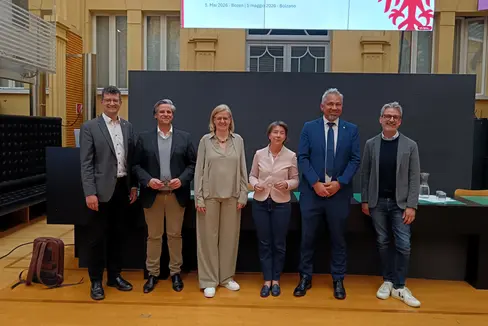 Günter Sölva, Direktor des Amtes für Personalentwicklung der Landesverwaltung, Nicola Villa, Präsident von AIF Trentino-Südtirol, Christine Vigl, Unternehmensberaterin und Mitgesellschafterin bei ewico, Benedetta Dalbosco, Präsidentin von AIDP Trentino-Südtirol, Alexander Steiner, Generaldirektor des Landes Südtirol und Professor Ralf Lüfter von der Freien Universität Bozen bei der Veranstaltung Werte führen. (Foto: LPA/Amt für Personalentwicklung)