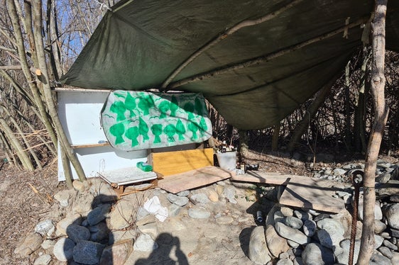 L'Ufficio provinciale sistemazioni bacini montani ovest e il Comune di Merano hanno concordato che tutto ciò che è stato eretto senza autorizzazione verrà ora sgomberato. (Foto: ASP/Ufficio sistemazione bacini montani Ovest)