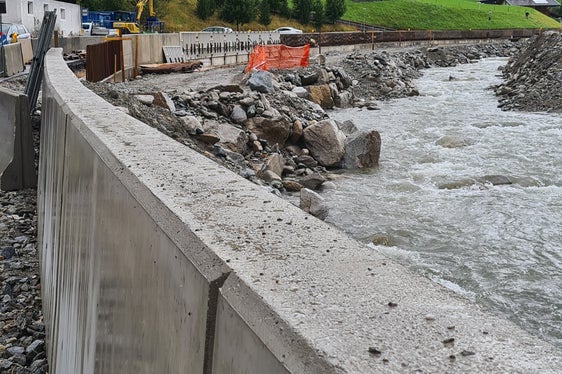 Bewehrte Hochwasserschutzmauern (Bewehrungsstahl unter dem Beton) entlang der Ahr in Prettau (Foto: LPA/Landesamt für Wildbach- und Lawinenverbauung Ost)