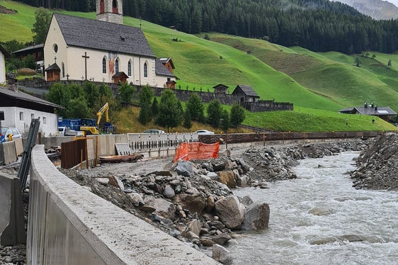 Bewehrte Hochwasserschutzmauern (Bewehrungsstahl unter dem Beton) entlang der Ahr in Prettau (Foto: LPA/Landesamt für Wildbach- und Lawinenverbauung Ost)
