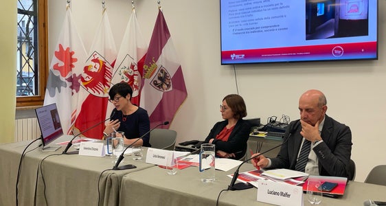 Demografische Entwicklung und soziale Veränderungen in den Alpenregionen standen beim Euregio-Dienstag im Mittelpunkt: (v. l.) die Referentinnen der Stiftung Fondazione Demarchi Valentina Chizzola und Liria Veronesi mit Moderator Luciano Malfer. (Foto: Euregio)