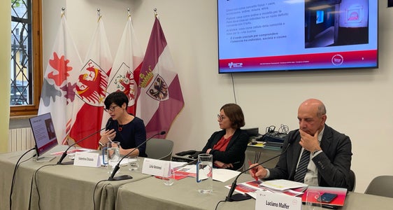 Al quarto appuntamento della terza edizione dei Martedì dell'Euregio si è parlato di dinamiche demografiche e trasformazioni sociali nelle regioni alpine dell’Euregio: da sinistra le relatrici della Fondazione Demarchi Valentina Chizzola e Liria Veronesi, insieme a Luciano Malfer (moderatore) (Foto: Euregio)