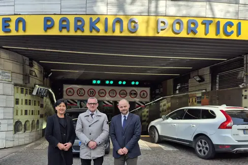 Nach einer Testphase ist das Parkhaus Lauben Parking Portici in Bozen seit 6. März wieder geöffnet. Diana Ingino vom Betriebsbüro APCOA (von links), Hochbau- und Vermögenslandesrat Christian Bianchi und Ressortdirektor Daniel Bedin waren bei der Wiedereröffnung des Parkhauses Lauen Parking Portici in Bozen dabei. (Foto: LPA/Gianluca Crocco)