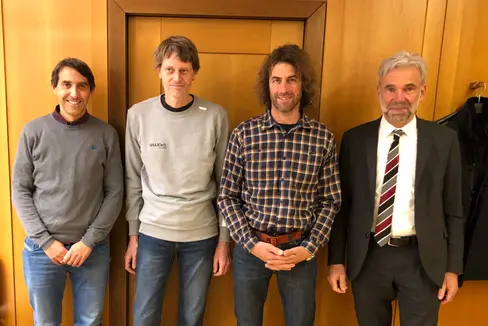 L'assessore Arnold Schuler ha ricevuto una delegazione dell'Associazione provinciale guide alpine sciatori composta da Patrick Stufflesser, Bernhard Mock e Thomas Zelger (Foto: ASP)