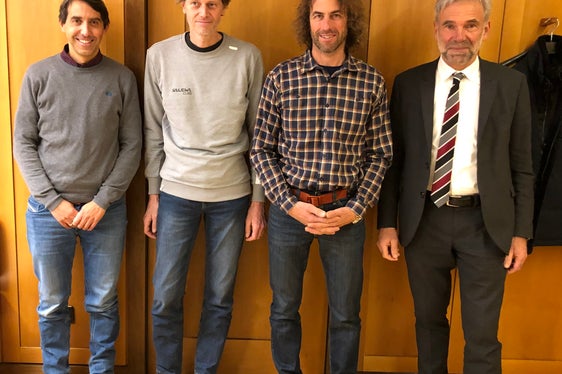 L'assessore Arnold Schuler ha ricevuto una delegazione dell'Associazione provinciale guide alpine sciatori composta da Patrick Stufflesser, Bernhard Mock e Thomas Zelger (Foto: ASP)