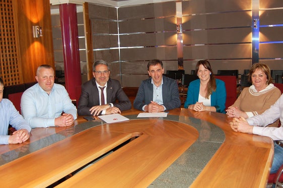 Die Lokalaugenscheine wurden mit einer Besprechung mit dem Gemeindeausschuss der Gemeinde Sarntal abgeschlossen, im Bild von links nach rechts: Richard Kienzl, Josef Mair, Landeshauptmann Arno Kompatscher, Bürgermeister Christian Reichsigl, Lisa Lucin, Flora Brugger, Bernhard Thaler. (Foto: LPA/Toni Hofer)