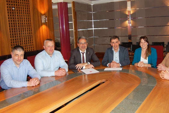 Incontro con i rappresentanti locali di Sarentino. Nella foto (da sinistra) Richard Kienzl, Josef Mair, il presidente Arno Kompatscher, il sindaco Christian Reichsigl, Lisa Lucin, Flora Brugger e Bernhard Thaler. (Foto: ASP/Toni Hofer)