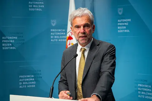 Landesrat Arnold Schuler erläuterte die Details zur Durchführungsbestimmung zum Wolfsgesetz. (Foto: LPA/Fabio Brucculeri)