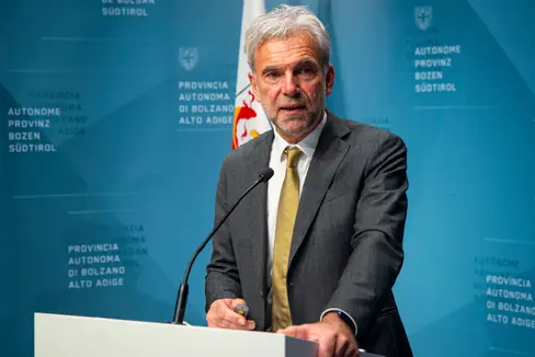 Landesrat Arnold Schuler erläuterte die Details zur Durchführungsbestimmung zum Wolfsgesetz. (Foto: LPA/Fabio Brucculeri)