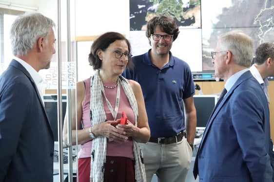 Il commissario del Governo, Vito Cusumano (a dx), l'assessore alla Protezione civile, Arnold Schuler (a sin.) a colloquio con Michela Munari, direttrice dell'Ufficio Meteorologia e prevenzione valanghe e Roberto Dinale, direttore dell'Ufficio Idrologia e dighe (Foto: ASP/Maja Clara)