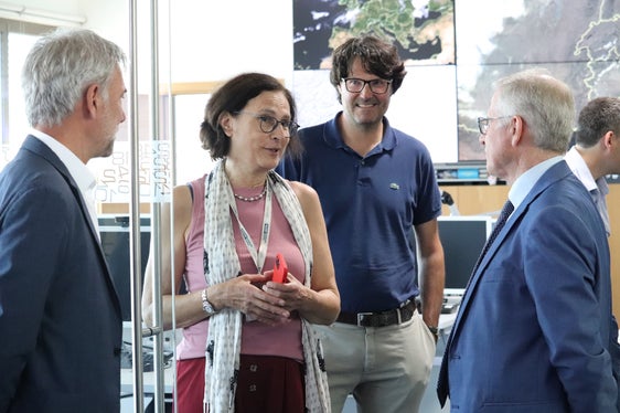 Il commissario del Governo, Vito Cusumano (a dx), l'assessore alla Protezione civile, Arnold Schuler (a sin.) a colloquio con Michela Munari, direttrice dell'Ufficio Meteorologia e prevenzione valanghe e Roberto Dinale, direttore dell'Ufficio Idrologia e dighe (Foto: ASP/Maja Clara)