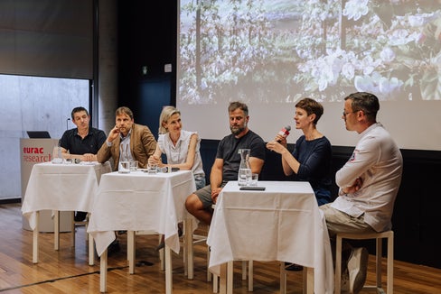 Confronto tra i relatori alla presentazione dei risultati del NEST: (da sinistra) Elmar Dorigoni (Rösslwirt, Barbiano), Christian Fischer (docente Libera Università di Bolzano), Bettina Schmid (hgv), Marco Perri (Tschogglerhof, Riscone), Gertraud Aschbacher (Istituto tecnico superiore per l'agricoltura, l'economia domestica e l'alimentazione di Teodone), Patrick Jageregger (Associazione Cuochi Alto Adige) (Foto: ASP/Eurac)