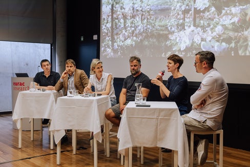 Podiumsdiskussion im Rahmen der NEST-Ergebnisvorstellung: (v.l.) Elmar Dorigoni (Rösslwirt, Barbian), Prof. Christian Fischer (Freie Universität Bozen), Bettina Schmid (hgv), Marco Perri (Tschogglerhof, Reischach), Gertraud Aschbacher (Fachschule für Landwirtschaft, Hauswirtschaft und Ernährung Dietenheim), Patrick Jageregger (Südtiroler Köcheverband) (Foto: LPA/Eurac)