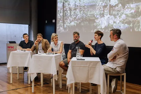 Podiumsdiskussion im Rahmen der NEST-Ergebnisvorstellung: (v.l.) Elmar Dorigoni (Rösslwirt, Barbian), Prof. Christian Fischer (Freie Universität Bozen), Bettina Schmid (hgv), Marco Perri (Tschogglerhof, Reischach), Gertraud Aschbacher (Fachschule für Landwirtschaft, Hauswirtschaft und Ernährung Dietenheim), Patrick Jageregger (Südtiroler Köcheverband) (Foto: LPA/Eurac)