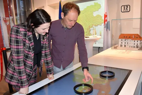 Im Euregio-Infopoint in Innsbruck dokumentiert eine interaktive Dauerausstellung den nunmehr fünf Jahre alten Euregio-Lawinenreport sowie die Großlawinen-Ereignisse seit dem Ersten Weltkrieg. (Foto: Land Tirol)