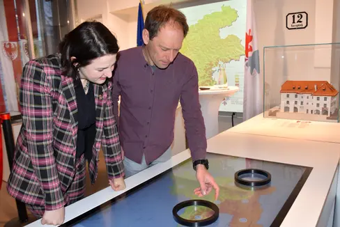 Im Euregio-Infopoint in Innsbruck dokumentiert eine interaktive Dauerausstellung den nunmehr fünf Jahre alten Euregio-Lawinenreport sowie die Großlawinen-Ereignisse seit dem Ersten Weltkrieg. (Foto: Land Tirol)