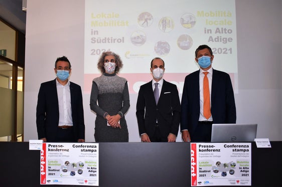 Die neusten Daten zur Mobilität in Südtirol und entsprechende Maßnahmen wurden heute in Bozen von STA-Direktor Dejaco, Statistikerin Colletti, ASTAT-Direktor Gärtner und LR Alfreider vorgestellt. (Foto: LPA/Roman Clara)