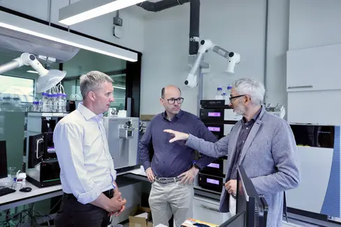 Landesrat Luis Walcher (links) mit dem Direktor des Versuchszentrums Laimburg Michael Oberhuber (rechts) und dem Direktor des Labors für Aromen und Metaboliten Peter Robatscher (Mitte): Das Labor ist mit modernsten Laborinstrumenten wie GC-MS (Gaschromatographie gekoppelt an Massenspektrometer) und LC-MS (Flüssigkeitschromatographie gekoppelt an Massenspektrometer) und den gängigsten Analysetechniken ausgestattet; es verfügt auch über hochauflösende Massenspektrometer zur Identifizierung neuer, unbekannter Substanzen sowie über ein Nahinfrarot-Gerät für eine zerstörungsfreie Analyse. (Foto: LPA/Sabine Pitscheider)