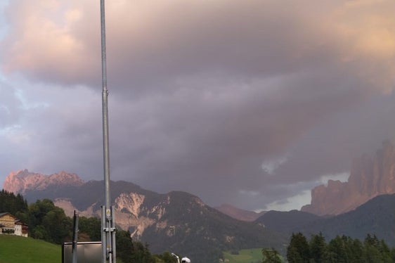 Zehn Wetterstationen - im Bild jene in St. Peter in Villnöß - ergänzen jetzt das Messnetz in Südtirol. (Foto: LPA/Agentur für Bevölkerungsschutz/Amt für Meteorologie und Lawinenwarnung)