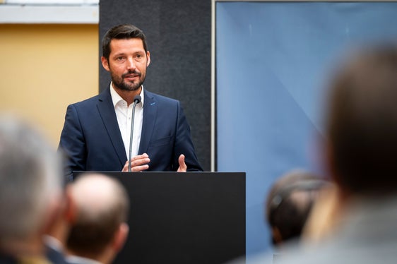 Il presidente del Consorzio dei Comuni, Dominik Oberstaller, nel suo discorso ha invitato a valutare i dati disponibili e a fornire risposte ai cittadini. (Foto: USP/Fabio Brucculeri)