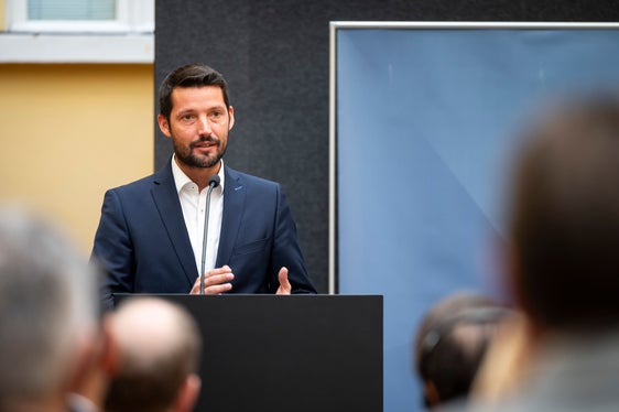 Il presidente del Consorzio dei Comuni, Dominik Oberstaller, nel suo discorso ha invitato a valutare i dati disponibili e a fornire risposte ai cittadini. (Foto: USP/Fabio Brucculeri)