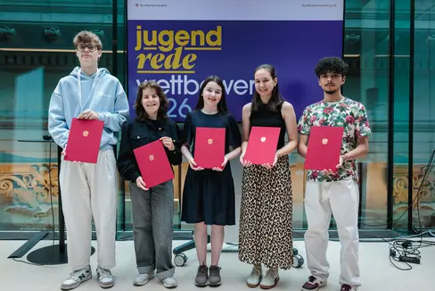 Südtiroler Teilnehmerinnen und Teilnehmer am Finale des Bundesredewettbewerbs vom 1. bis zum 3. Juni in Wien (von links): Maximilian Gasser, Esther Vegrini, Anna Klara Perkmann, Sophia Pfitscher, Felix Oberhollenzer (Foto: LPA/Bundeskanzleramt Wien/Valentin Brauneis)
