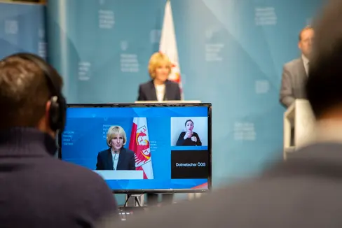 Seit Juni 2022 werden die Pressekonferenzen im Anschluss an die Sitzung der Landesregierung in deutscher und italienischer Gebärdensprache gedolmetscht. Mit staatlichen Geldern sollen nun weitere Maßnahmen zur Verbreitung der Gebärdensprache in Südtirol gefördert werden. (Foto: LPA/Fabio Brucculeri)