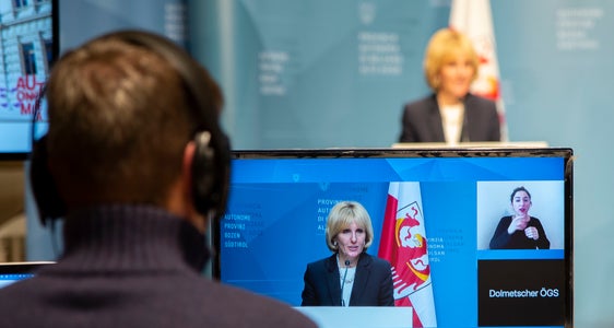 Seit Juni 2022 werden die Pressekonferenzen im Anschluss an die Sitzung der Landesregierung in deutscher und italienischer Gebärdensprache gedolmetscht. Mit staatlichen Geldern sollen nun weitere Maßnahmen zur Verbreitung der Gebärdensprache in Südtirol gefördert werden. (Foto: LPA/Fabio Brucculeri)
