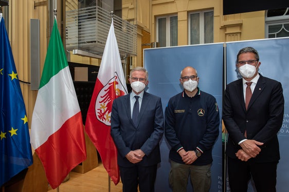 Buona collaborazione anche nell'attuale situazione eccezionale (da sinistra): il commissario di governo Cusumano, il capo della protezione civile Curcio, il presidente Kompatscher (Foto: ASP/Ivo Corrà)