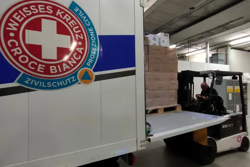 In collaborazione tra la Protezione civile, l'Azienda sanitaria e la Croce Bianca, oggi (4 marzo) un camion è stato riempito di medicinali che verranno portati ad un punto di raccolta per giungere quindi in Ucraina (Foto: Croce Bianca/ASP/Protezione civile)