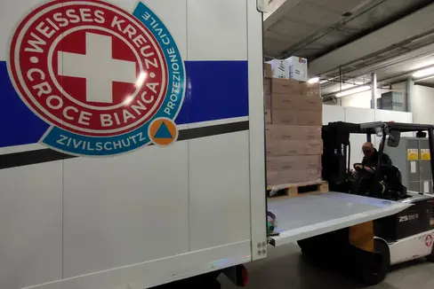 In collaborazione tra la Protezione civile, l'Azienda sanitaria e la Croce Bianca, oggi (4 marzo) un camion è stato riempito di medicinali che verranno portati ad un punto di raccolta per giungere quindi in Ucraina (Foto: Croce Bianca/ASP/Protezione civile)