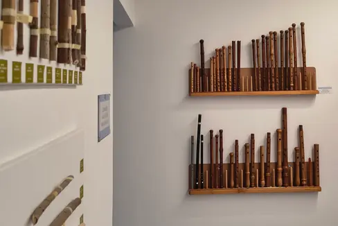 Diese Instrumente sollen nach ihrer Katalogisierung auch Musikschulen zur Verfügung gestellt werden: Es ist die Schwegel-Sammlung der Lehrerin und Volksmusikantin Annja Bartlmä, die nach ihrem Tod an das Referat Volksmusik in der Landesdirektion Deutsche und ladinische Musikschule übergeben wurde. (Foto: LPA/Referat Volksmusik in der Landesdirektion Deutsche und ladinische Musikschule)