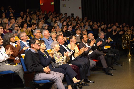 Volle Reihen beim 50-jährigen Jubiläum: In der Aula Magna verfolgten die Gäste Jubiläumsvideo, Theaterstück, Interview und Podiumsdiskussion, die Schlaglichter auf ein halbes Jahrhundert Schulgeschichte warfen. (Foto: LPA/Deutsche Bildungsdirektion/Stefanie Ausserer)