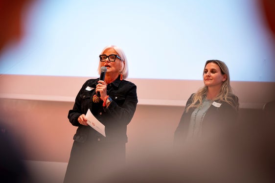 Beiratspräsidentin Ulrike Oberhammer (rechts) und Vizepräsidentin Nadia Mazzardis (links) hielten einleitend fest, dass es sich um einen historischen Moment handle. (Foto: LPA/Fabio Brucculeri)