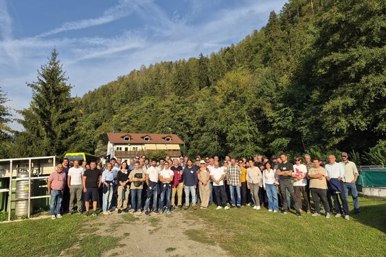 Am Nachmittag des 1. Oktober stand eine Besichtigung des Aquatischen Artenschutzzentrums in Schenna auf dem Programm, das Teil des Forstbetriebs der Agentur Landesdomäne ist. Im Vorjahr wurden dort über 100.000 Jungfische der Marmorierten Forelle für den Besatz in Südtirols Gewässern bereitgestellt. (Foto: LPA/Fischereiverband Südtirol)