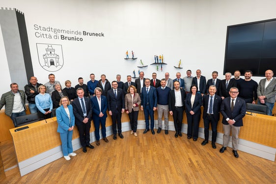 Zur Halbzeit der Legislaturperiode 2024–2028 hat die Landesregierung Sondersitzungen in den Bezirken organisiert. Am 31. März stand in Bruneck auch der Bereich Soziales auf der Tagesordnung des Treffens. (Foto: LPA/Fabio Brucculeri)
