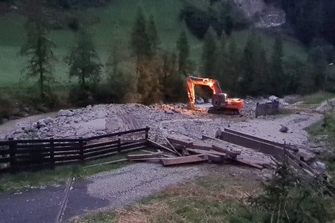 Am Hölderlegraben in Martell gingen etwa 3000 Kubikmeter bis in die Plima nieder, im Bild der Bagger, der im Auftrag der Wildbachverbauung noch gestern Abend am Zusammenfluss mit der Plima mit den Aufräumarbeiten begonnen hat. (Foto: LPA/Landesamt für Wildbach- und Lawinenverbauung West)