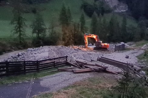 Am Hölderlegraben in Martell gingen etwa 3000 Kubikmeter bis in die Plima nieder, im Bild der Bagger, der im Auftrag der Wildbachverbauung noch gestern Abend am Zusammenfluss mit der Plima mit den Aufräumarbeiten begonnen hat. (Foto: LPA/Landesamt für Wildbach- und Lawinenverbauung West)