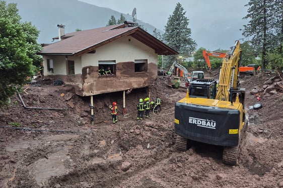 Unmittelbar nach dem Murabgang am 28. Juni im vermurten Bereich Katzensteinstraße/Naifdammweg hat das Amt für Wildbach- und Lawinenverbauung Süd mit den Aufräumarbeiten begonnen und sie am 9. Juli abgeschlossen. (Foto: LPA/Amt für Wildbach- und Lawinenverbauung Süd in der Agentur für Bevölkerungsschutz)