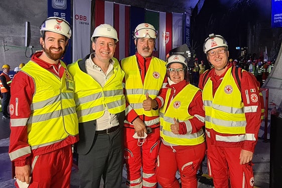 Sfondamento del diaframma a Mules: l'assessore Bessone incontra le donne e gli uomini del soccorso (Foto: ASP)