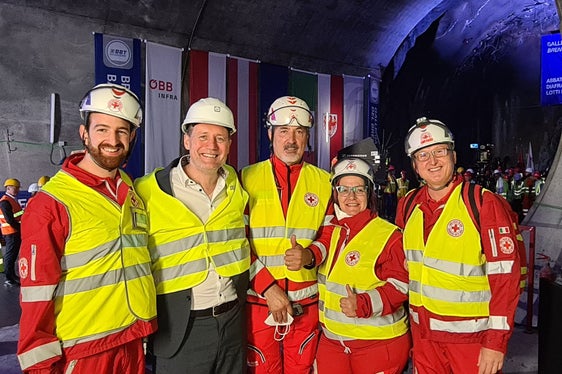 Tunneldurchschlag in Mauls: LR Bessone im Gespräch mit den Rettungskräften. (Foto: LPA)