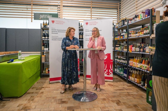 Soziallandesrätin Rosmarie Pamer und Arbeitslandesrätin Magdalena Amhof wollen gemeinsam weiterarbeiten, um die Bereiche Arbeitsbeschäftigung und Arbeitsintegration weiter zu stärken. (Foto: LPA/Greta Stuefer)
