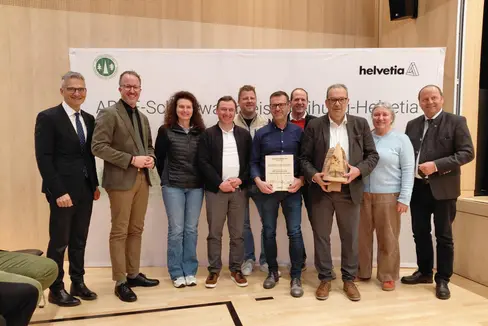 Consegna del Premio Bosco di protezione 2026: nella foto (da sinistra) Günther Unterthiner, direttore della Ripartizione provinciale Servizio forestale, Christian Gantner, assessore alle Foreste del Land Vorarlberg, Barbara Rossi, Stefan Obersteiner, Günther Pörnbacher, Josef Gruber, tutti dell’Ispettorato forestale di Monguelfo, il direttore della residenza per anziani di San Candido Herbert Watschinger, la componente della giuria Monika Frener e l’assessore alle Foreste del Land Tirolo Josef Geisler (Foto: USP)